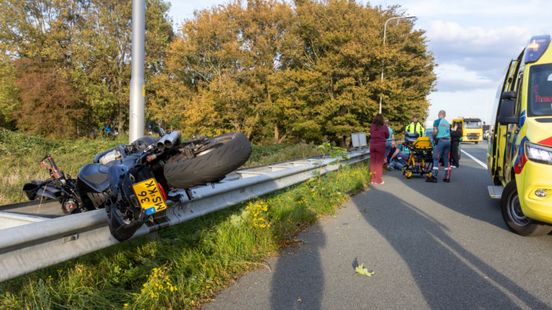 Motorrijder eindigt op vangrail na zware aanrijding | Gewonde bij kop-staartbotsing. Motorrijder eindigt op vangrail na zware aanrijding | Gewonde bij kop-staartbotsing.