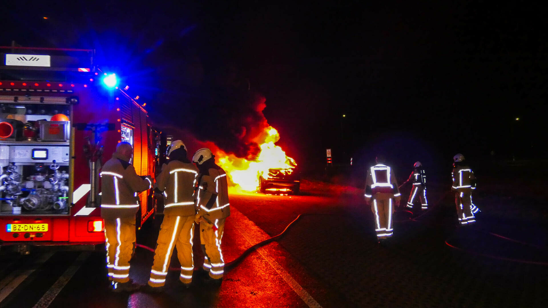 Rijdende auto vat vlam en brandt volledig uit