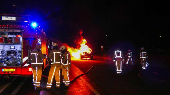 Rijdende auto vat vlam en brandt volledig uit Nieuws