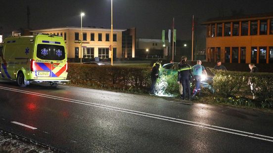 Auto belandt in heg • aanhouding na crash