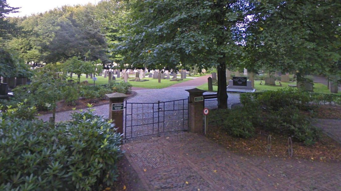 Op de Algemene Begraafplaats in Diever zijn verkeerde grafstenen opgeruimd (Rechten: Google Streetview)