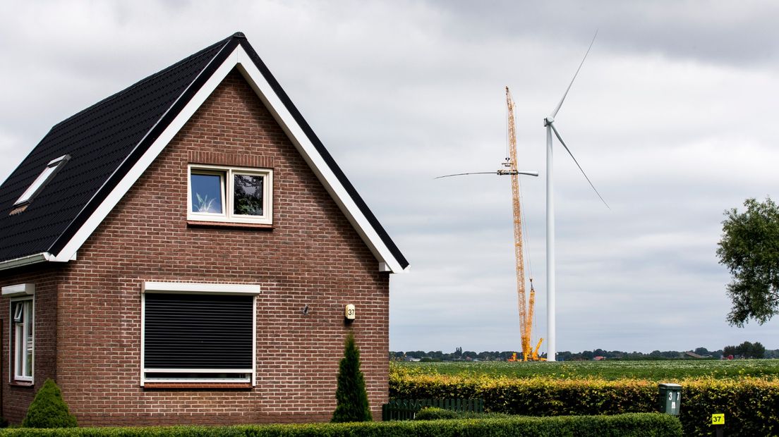 Een woning staat pal naast een windmolen van het windpark Drentse Monden en Oostermoer