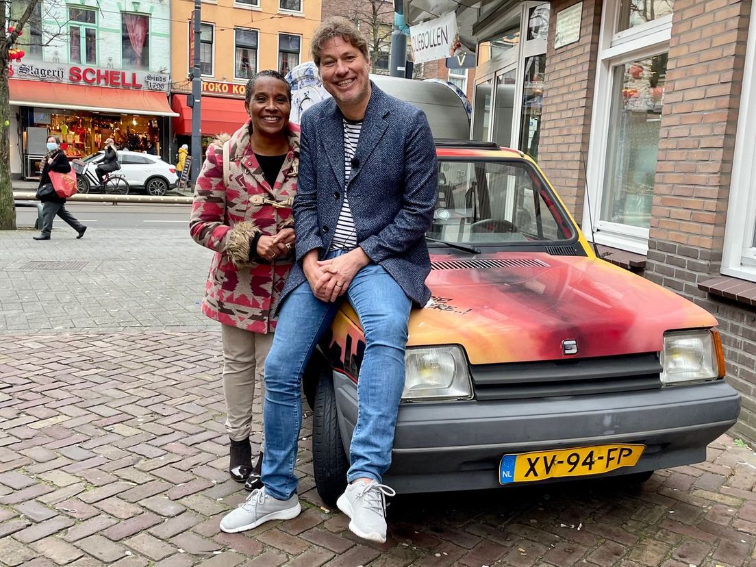 Sander de Kramer wandelt met de Rotterdamse atlete Nelli Cooman door de stad waar ze opgroeide.