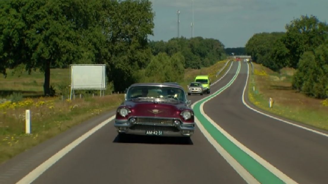 Per Cadillac over de Hunebed Highway (Rechten: Jeroen Willems/RTV Drenthe)