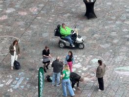 Op het Stationsplein in Rotterdam werd donderdag een ‘tapijt van hartjes’ gekrijt als dank aan alle vrijwilligers van de stad.