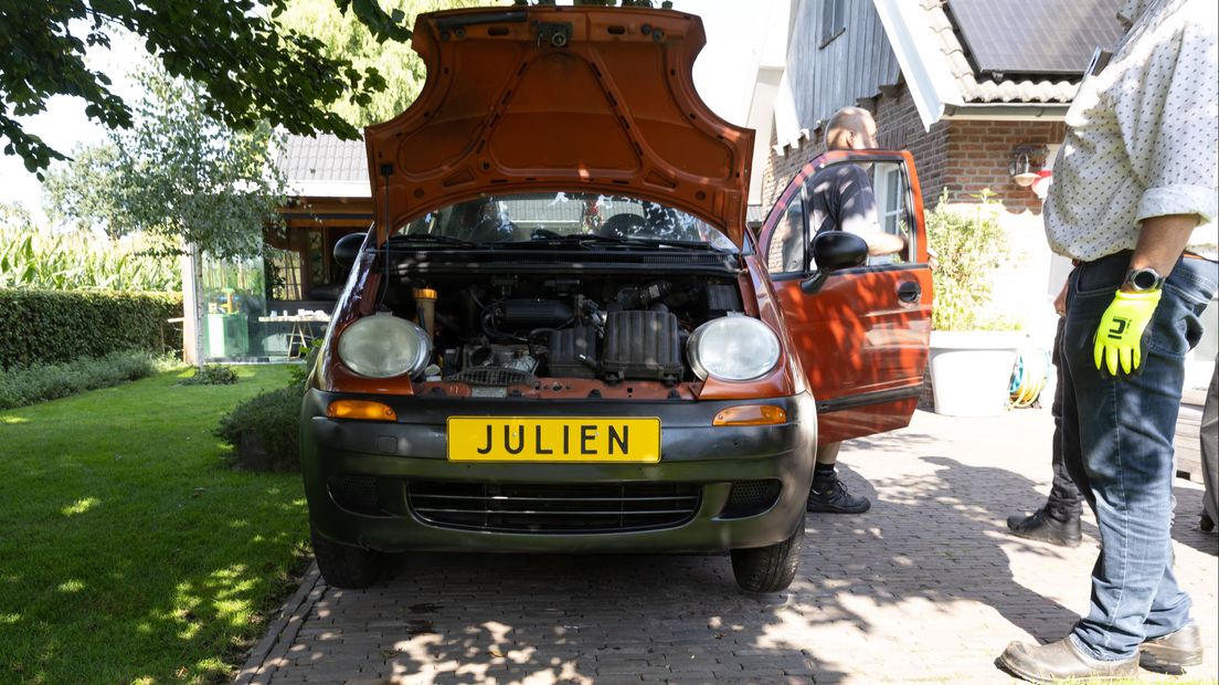 De 'speelgoed' auto van Julien