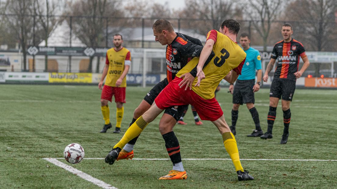 Duel om de bal bij MZC'11 - Arnemuiden