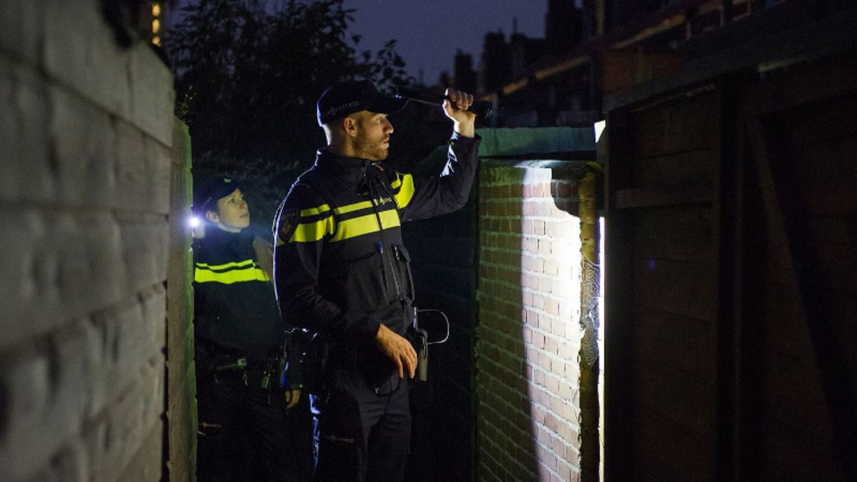 Buurtbewoners zien inbreker lopen en schakelen politie in