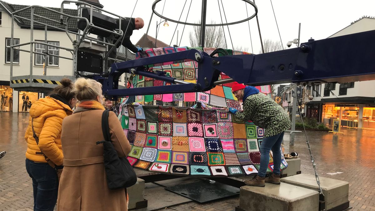 Een gehaakte kerstboom van maar liefst 8 meter hoog