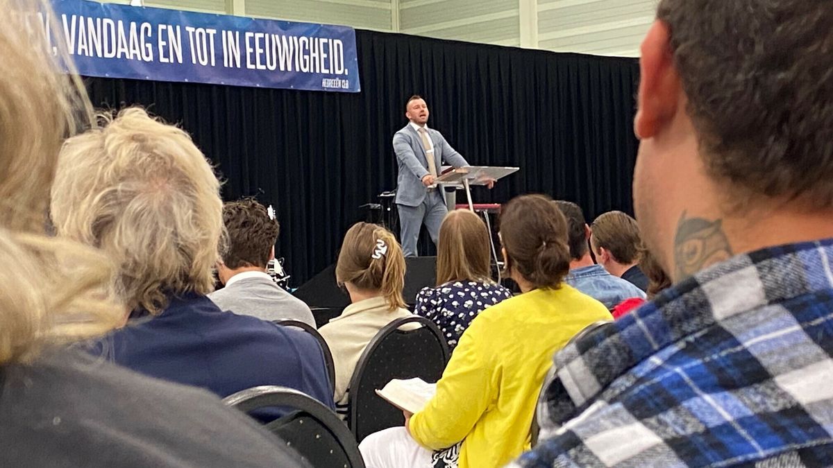 Omstreden gebedsgenezer Tom de Wal gearresteerd tijdens gebedsdienst op straat