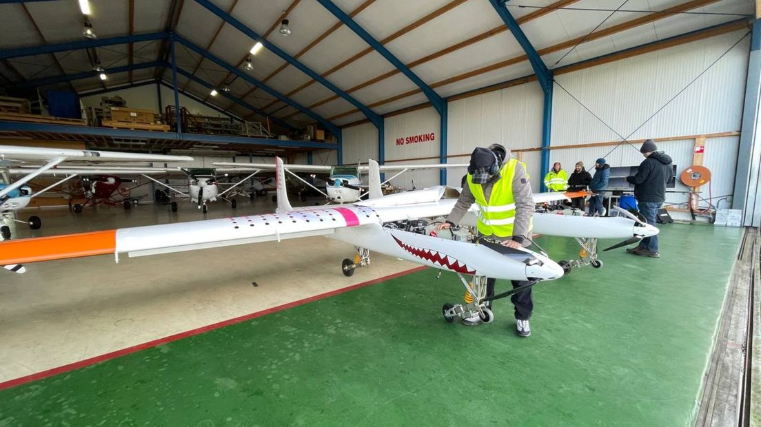 De zogenaamde 'AP-3', zoals de drone heet in de hangaar bij Oostwold Airport