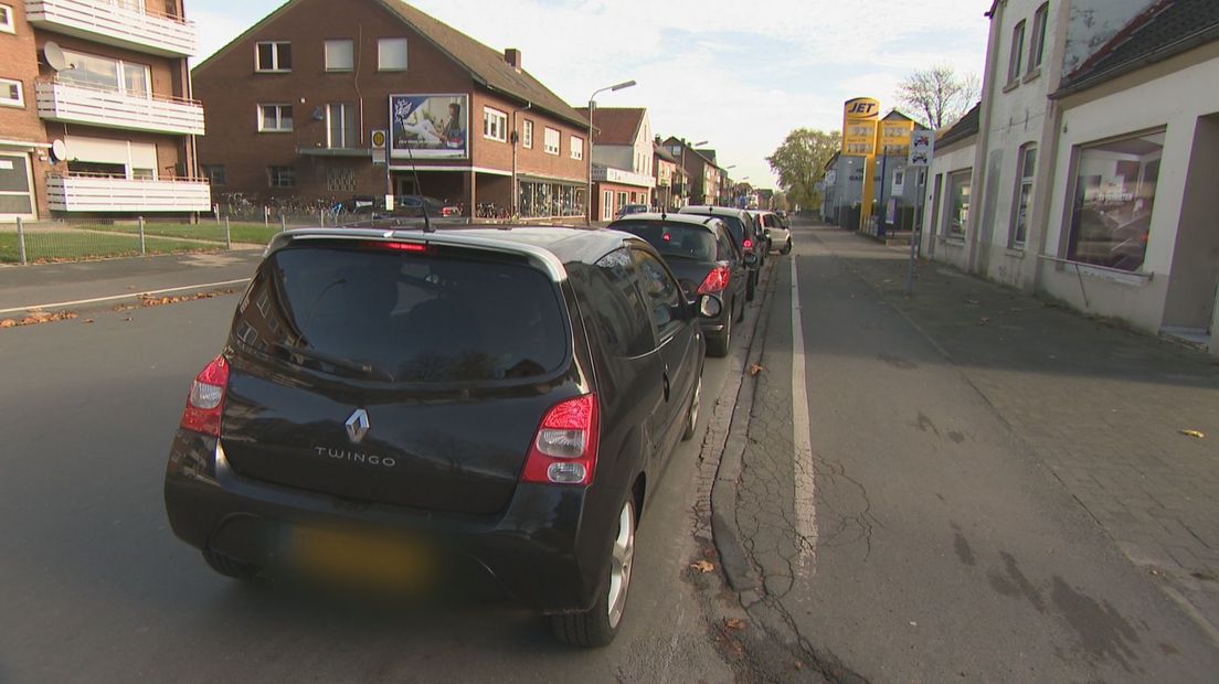 Nederlandse automobilisten staan in de rij bij een tankstation in Gronau