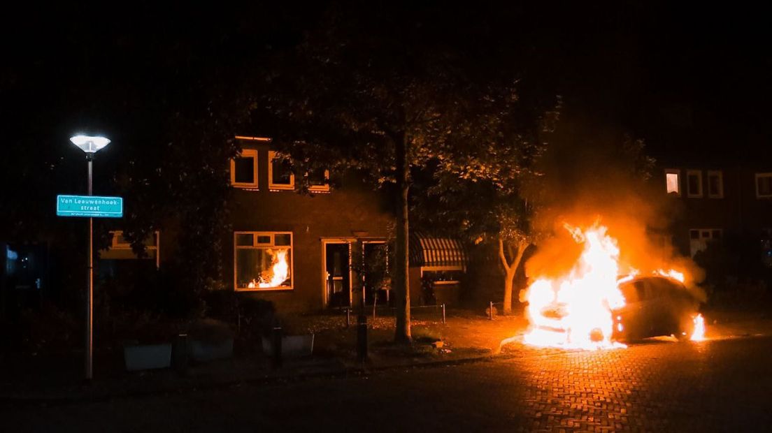 Autobrand afgelopen nacht in de Van Leeuwenhoekstraat