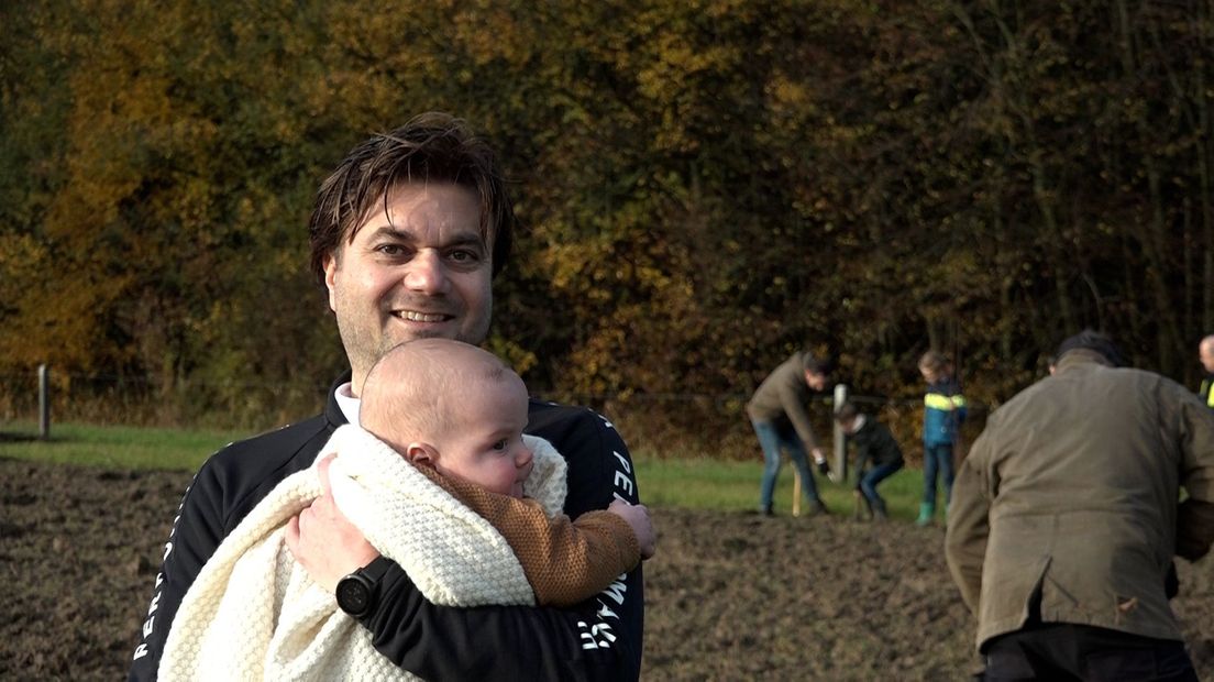 Vader Matthew met Jesse bij het geboortebos