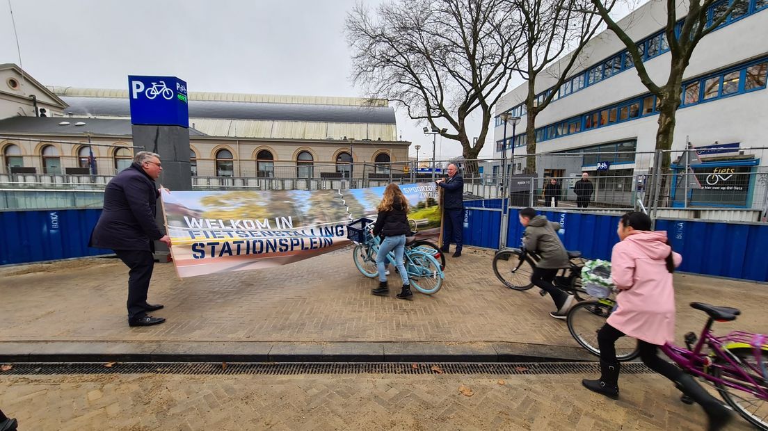 Kinderen van de Parkschool waren de allereerste die hun fiets in de nieuwe stalling mochten plaatsen.