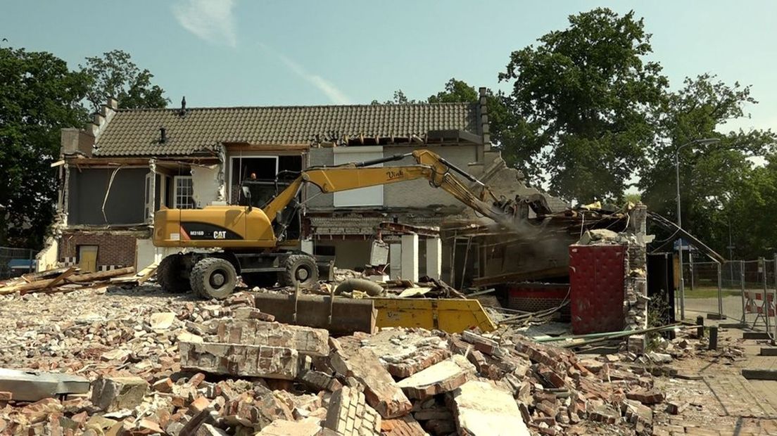 Een kraan maakt korte metten met het oude gebouw van De Roskam