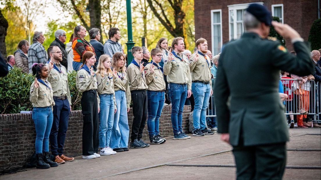 Twee minuten stilte in het Burgemeester Visserpark in Alphen aan den Rijn