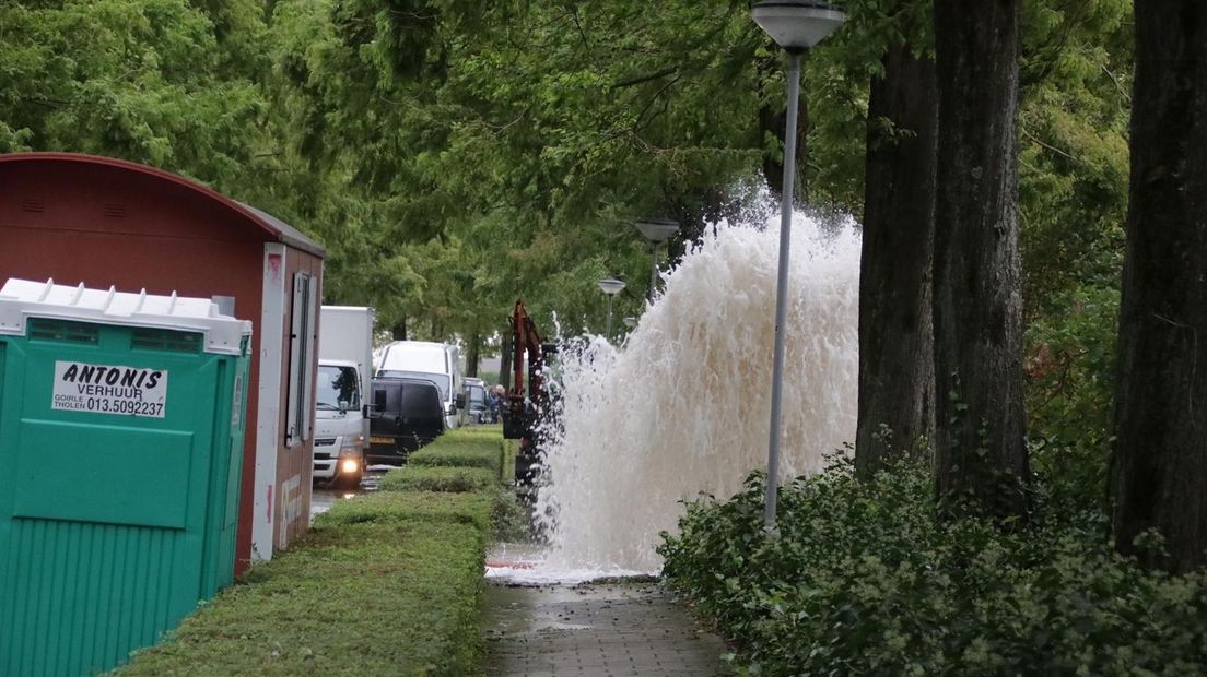 Wateroverlast na lekkage Kruiningen: het water spoot meters hoog