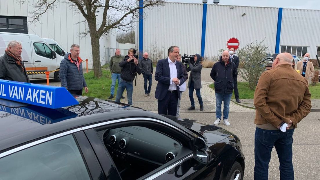 CBR-directeur Pechtold in gesprek met boze rijschoolhouders in Deventer