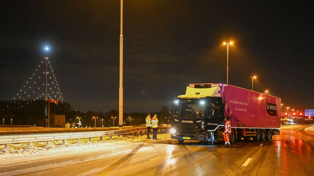 Op de Jan Blankenbrug strandde twee vrachtwagens kort achter elkaar