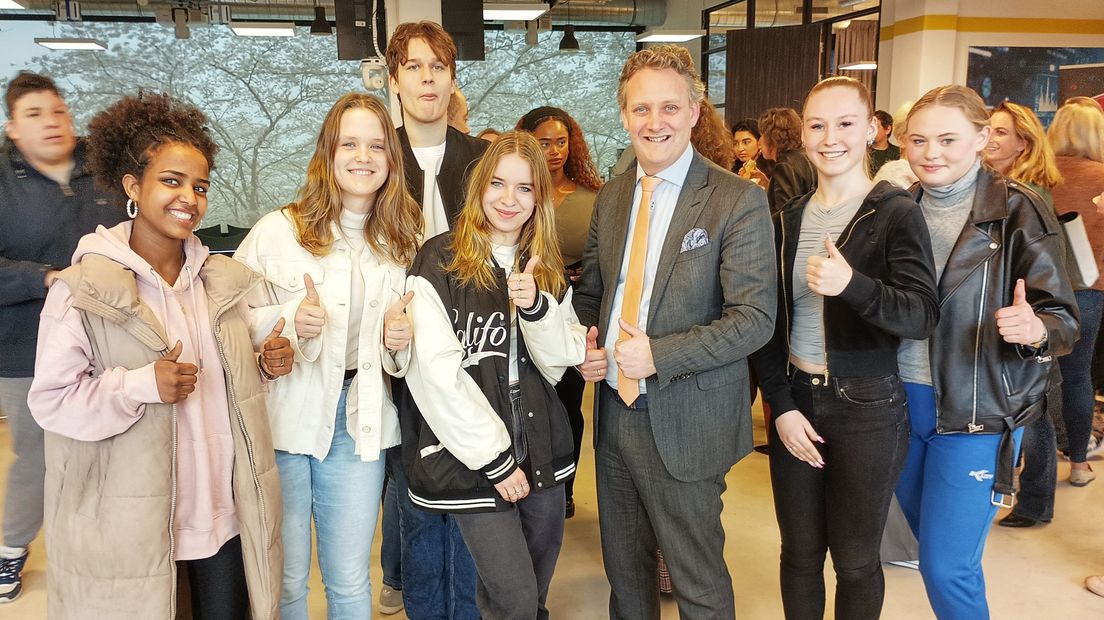 Burgemeester Piere Verhoeve met studenten van het MBO Rijnland Gouda