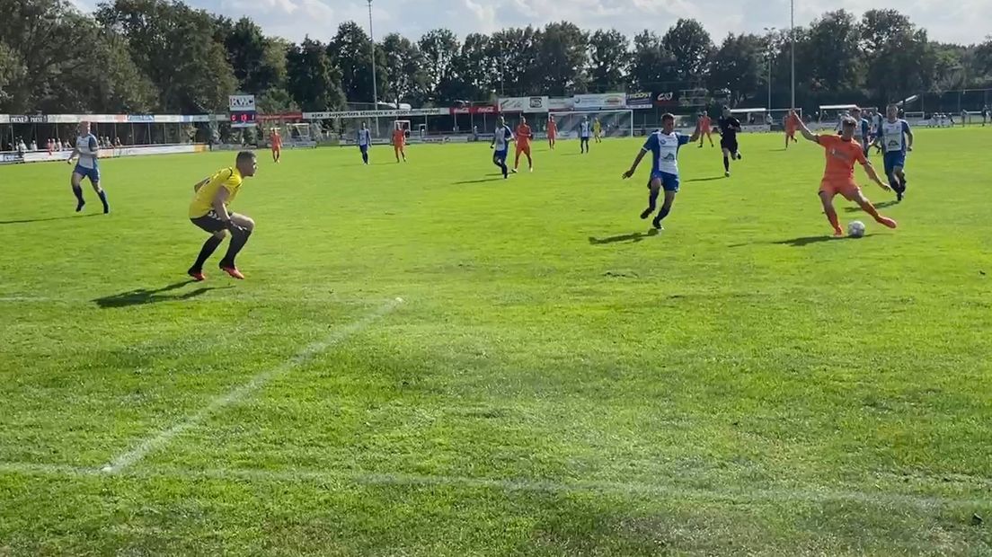 Rens van Benthem scoort de 0-2 voor Genemuiden