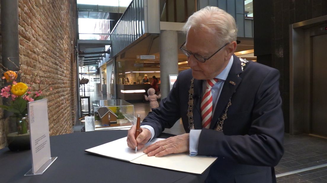 Burgemeester Jan Pieter Lokker tekent condoleanceregister