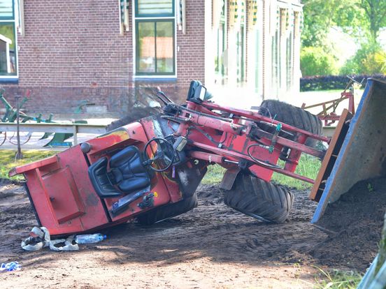 Shovel valt om in Nijeveen, bestuurder raakt gewond