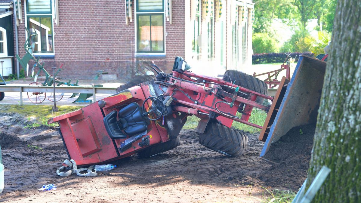 Shovel valt om in Nijeveen, bestuurder raakt gewond