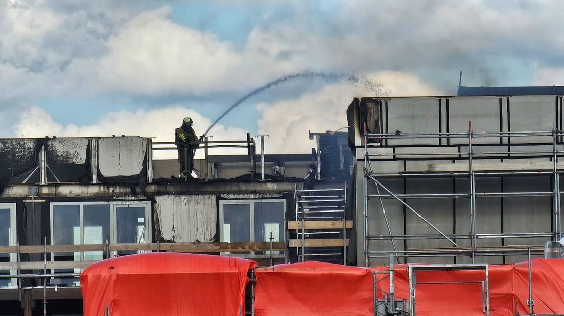 Brandweer blust op het dak