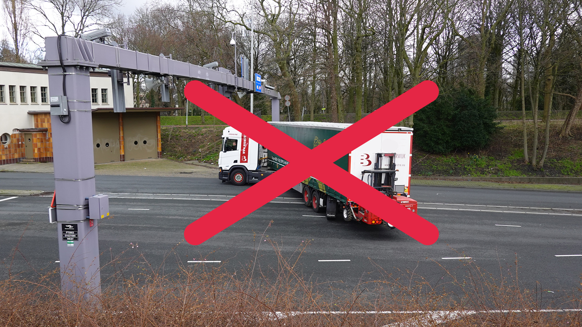 Alleen voertuigen tot 3,9 meter hoog mogen nog door de Maastunnel rijden.