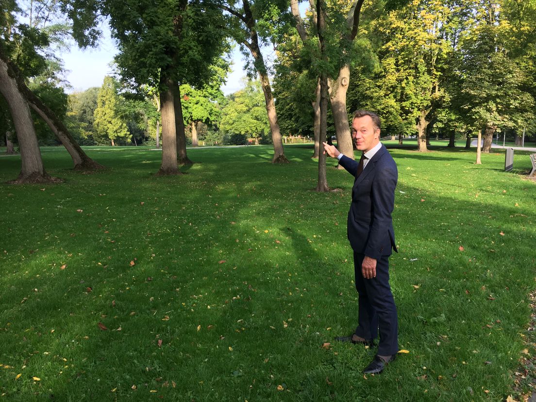 Wim Pijbes, directeur van de stichting Droom en Daad op een mooie plek in Het Park