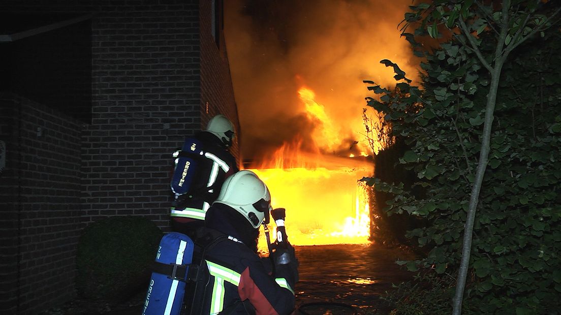 De brandende garage aan de Lage Holt (Rechten: Persbureau Meter/RTV Drenthe)
