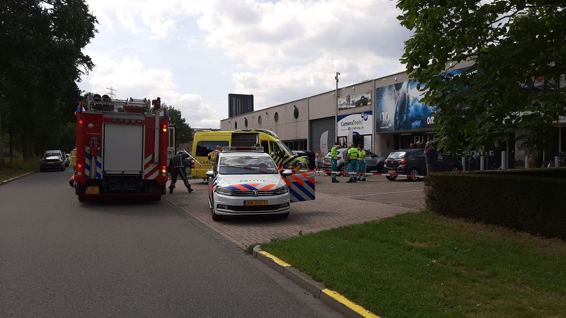Er heeft maandagmiddag een overval plaatsgevonden op een camerawinkel aan de Paramariboweg in Apeldoorn.