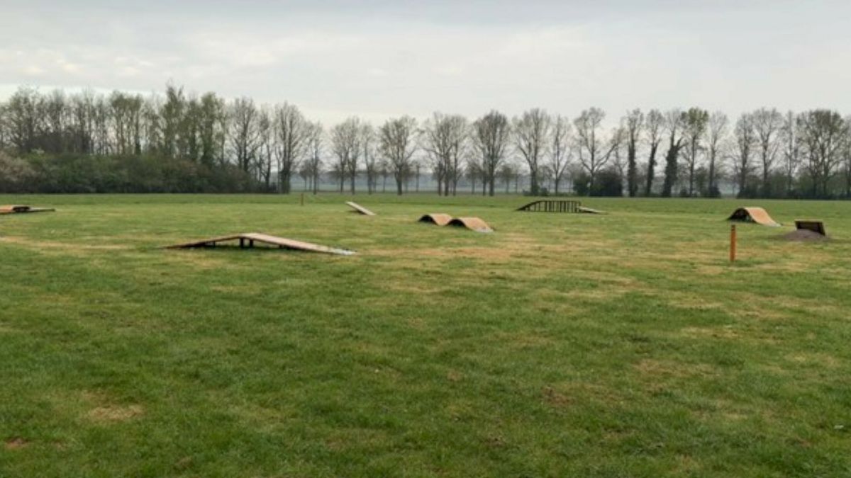Jongeren hebben het voor elkaar: mobiele pumptrackbaan in Dwingeloo in gebruik genomen