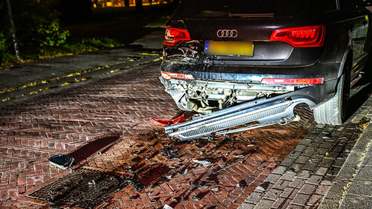 Bestuurder rijdt op geparkeerde auto in Gorredijk