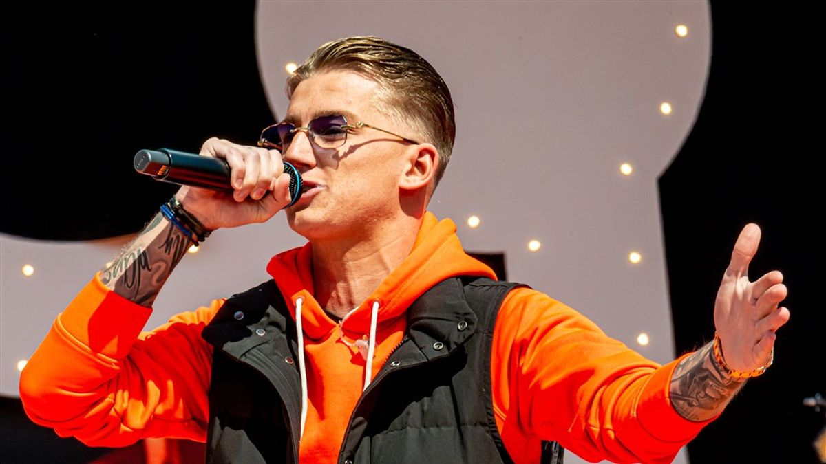 Mart Hoogkamer keert publiek Pinksterfeesten Beckum rug toe na gooien van bier