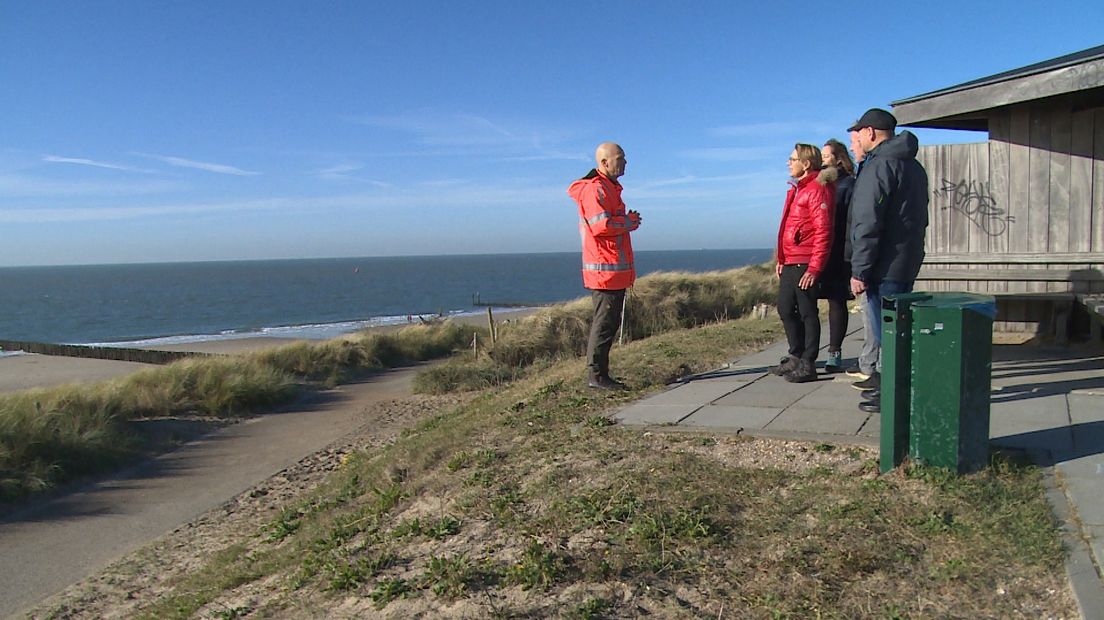 De groep uit Denemarken bekijkt de duinen en dijk in Vlissingen