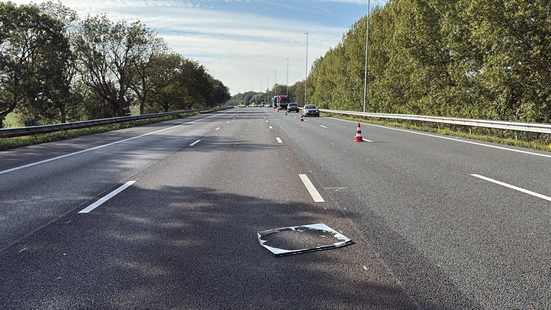 Een voertuig heeft glasplaten verloren