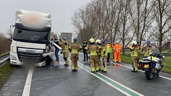 112 Nieuws: N36 urenlang dicht na ernstig ongeluk bij Almelo.