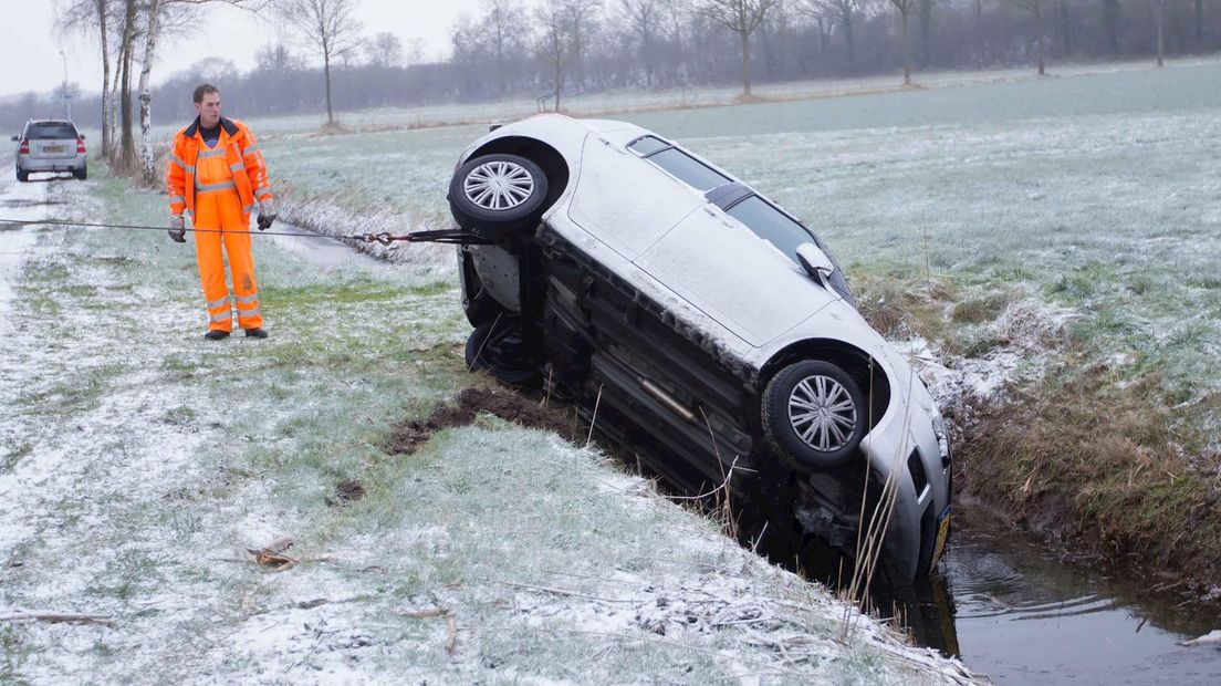 Auto in de sloot bij Markelo