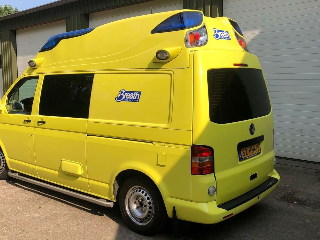 De ambulance die is ingericht voor het vervoer van gewonden