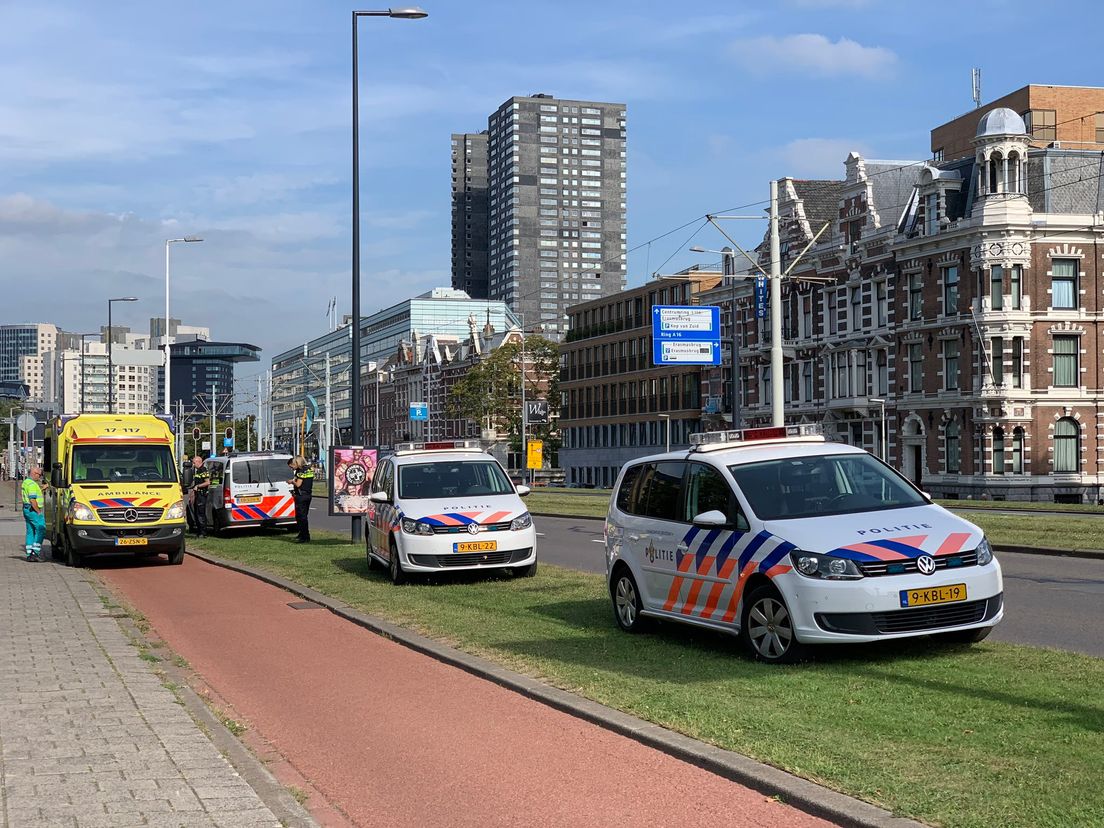 De agent werd knock-out geslagen op de Westzeedijk in Rotterdam