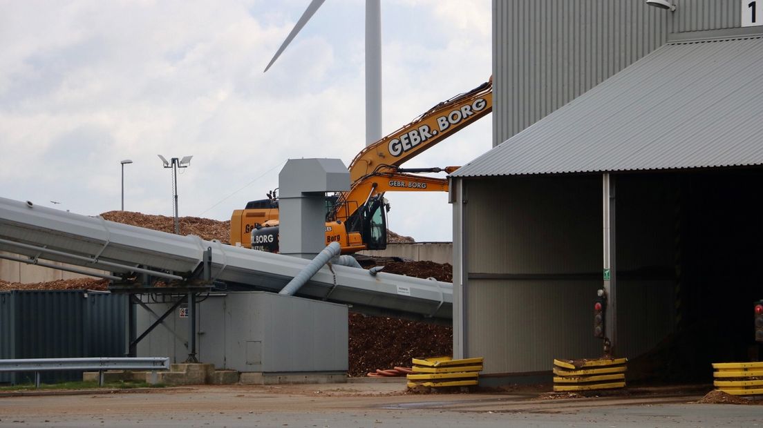 De houtsnippers worden verwijderd uit de silo