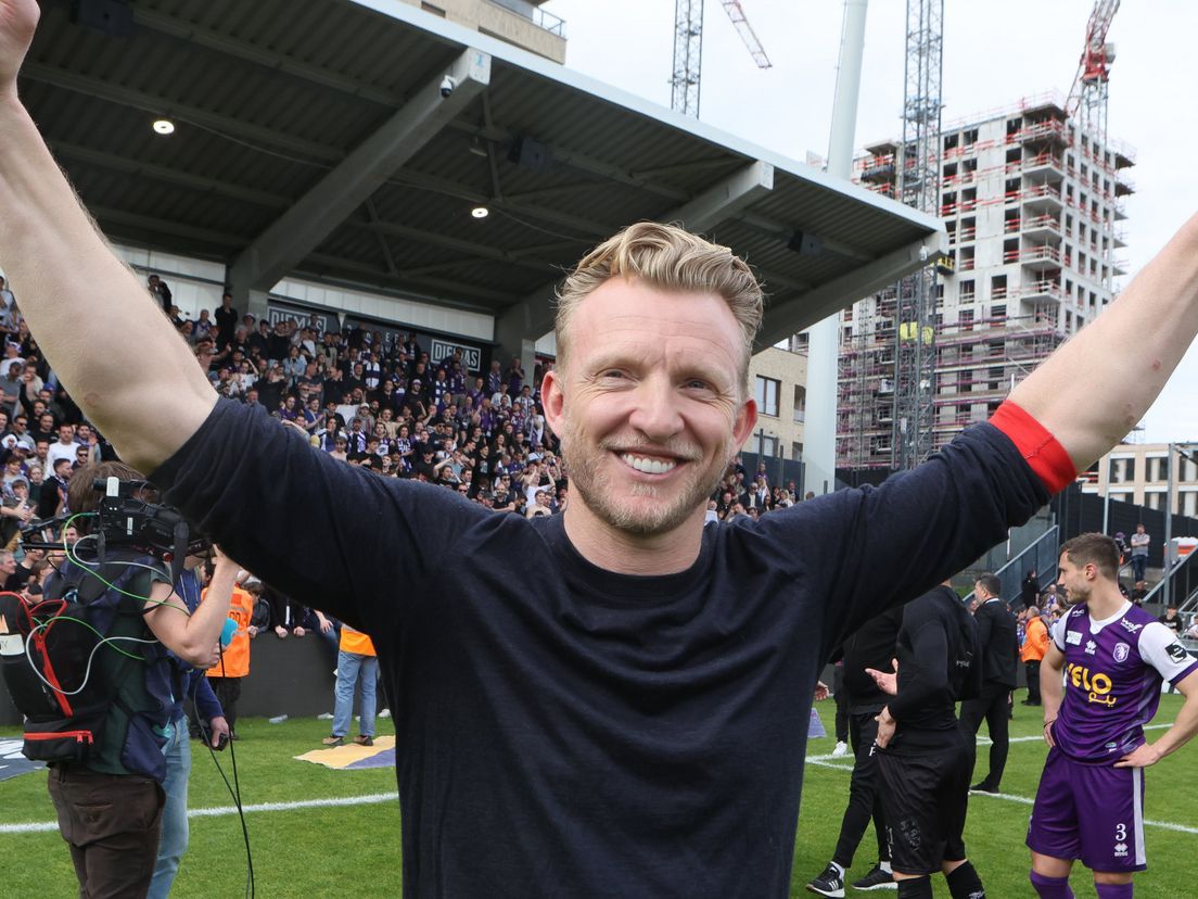 Trainer Dirk Kuijt trots op kampioenschap met Beerschot: 'Missie meer dan geslaagd'