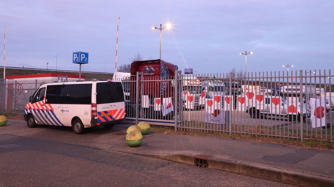 De politie blokkeerde de uitgangen