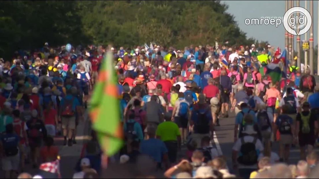 Zijn hele leven wist Jan Sol het zeker: "De vierdaagse lopen? Dat nooit!" Hij was jarenlang bankdirecteur in Nijmegen en in die hoedanigheid had hij regelmatig te maken met de vierdaagse, maar het evenement sprak hem totaal niet aan. Veel te carnavalesk. Maar toen Jan op zijn 70ste een herseninfarct kreeg, raadde de neuroloog hem aan te gaan wandelen. Van het een kwam het ander en inmiddels loopt Jan zijn 7e vierdaagse. Maar echt wennen doet het nooit.