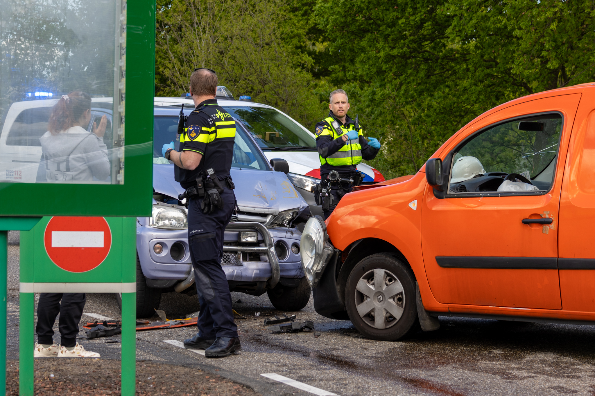 De plysje tusken de belutsen auto's