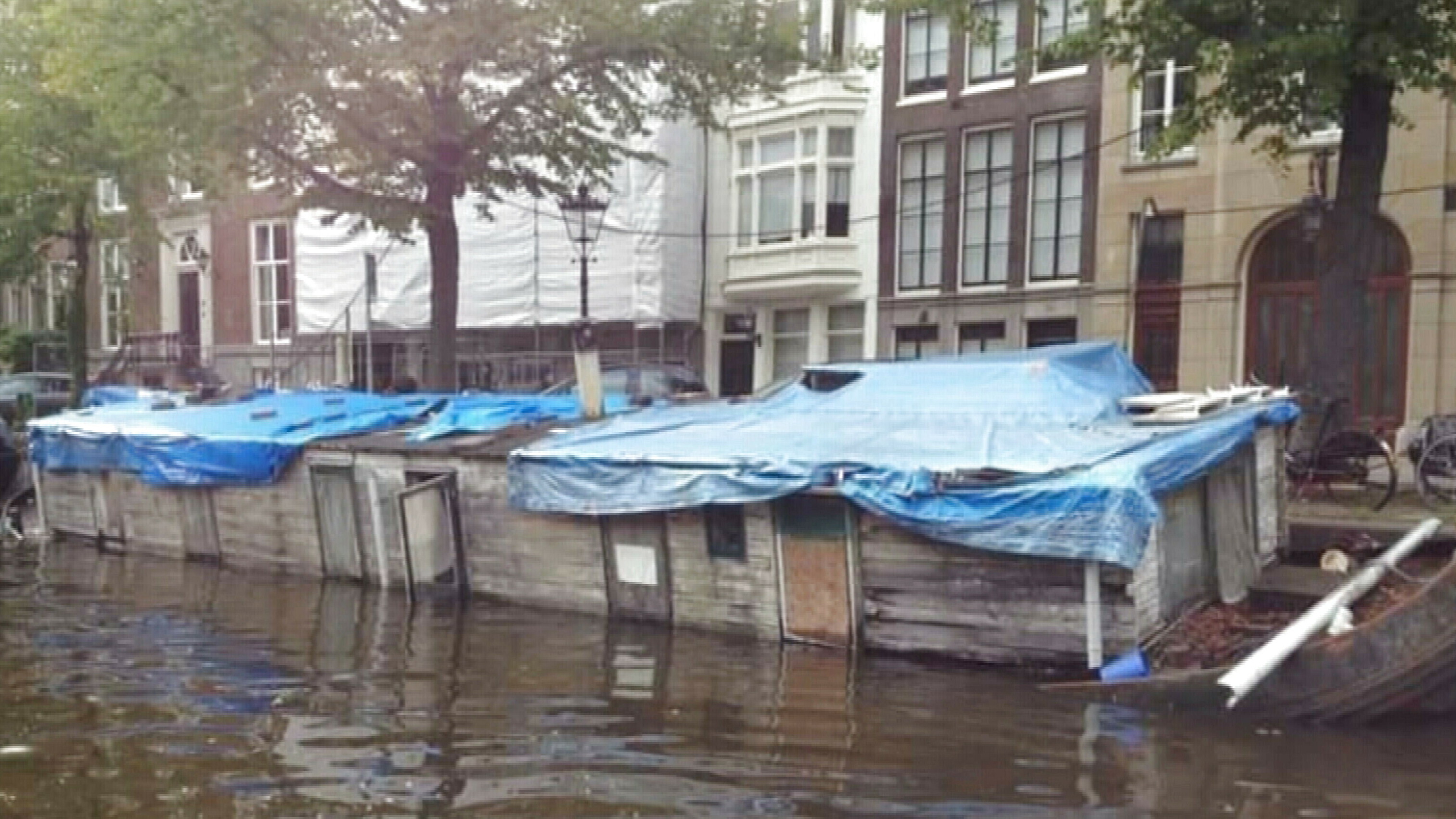It skûtsje as wenark heal ûnder wetter yn Amsterdam