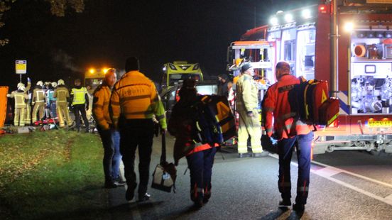 Frontale aanrijding bij Hooghalen: twee gewonden. Frontale aanrijding bij Hooghalen: twee gewonden.